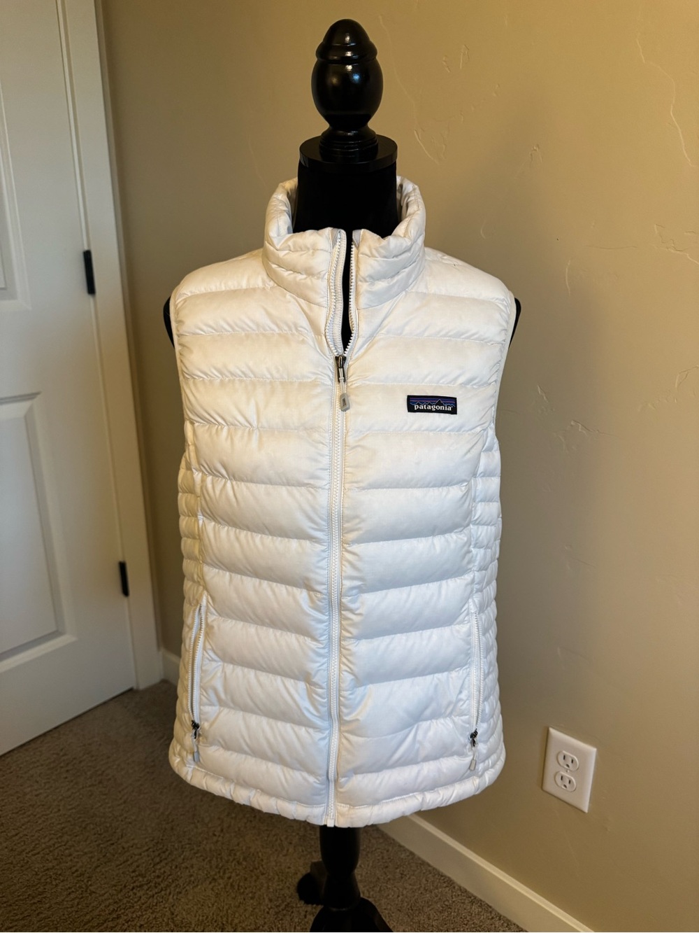 Patagonia White Quilted Down Puffer Vest - Women’s large